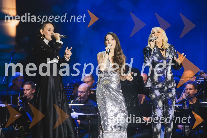  Tinkara Kovač, glasbenica;  Karin Zemljič, pevka, Okustični;  Alenka Godec, pevka73. Ljubljana Festival, Poletna noč 2025, otvoritev