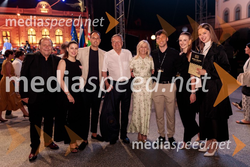  Darko  Brlek, direktor in umetniški vodja, Festival Ljubljana;  ... ;  Bernardo Brizani, glasbenik, violončelist;  Zoran Janković, župan, Mestna občina Ljubljana;  Mija Janković, soproga Zorana Jankovića;  ... ;  ... ;  ... 73. Ljubljana Festival, Poletna noč 2025, otvoritev