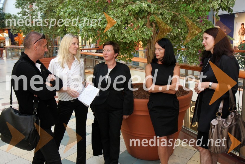 Miha Jamšek, Mihaela Tratnik, Brigita Kne, Vesna Kovač in Saša Šoštar, RašicaRašica, otvoritev prodajalne v Europarku