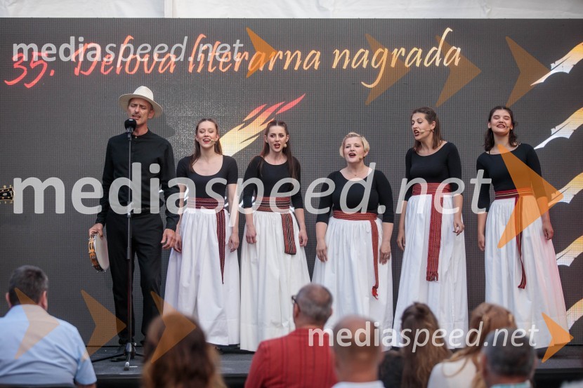  Metod Banko, pevec, kitarist, Momento Cigano35. kresnika prejela Ana Schnabl