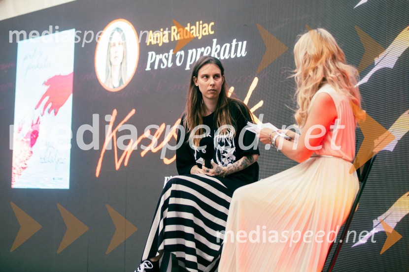   Anja Radaljac, kritičarka;  Bernarda Žarn, voditeljica35. kresnika prejela Ana Schnabl