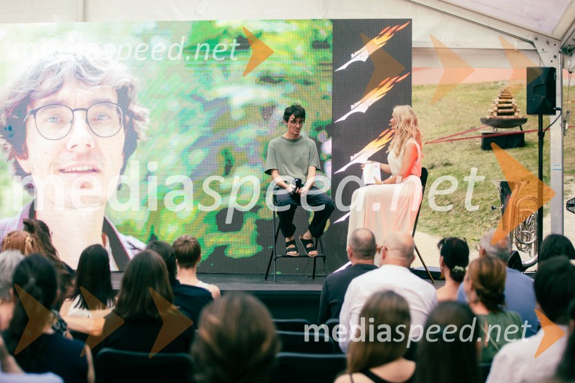  Kazimir Kolar, pisatelj;  Bernarda Žarn, voditeljica35. kresnika prejela Ana Schnabl