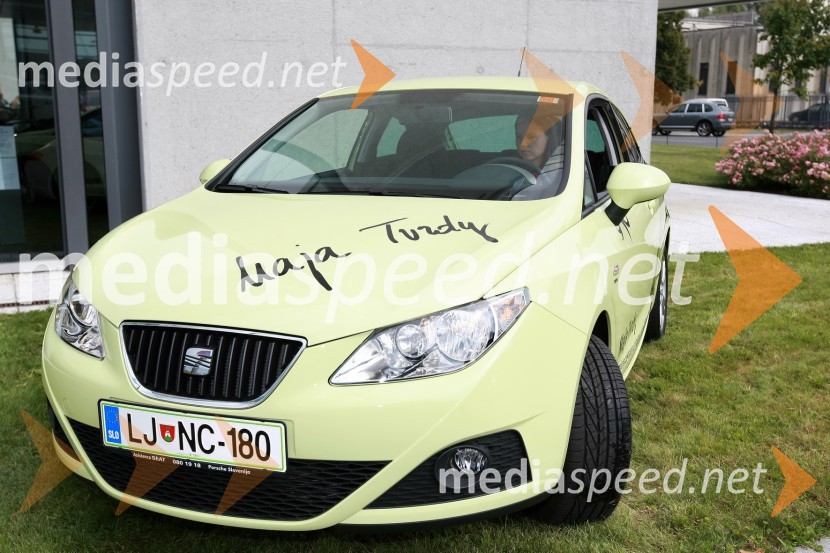 Maja Tvrdy, igralka badmintona in Seat IbizaMaja Tvrdy, olimpijska predstavnica v badmintonu prejela ključe novega avtomobila Seat Ibiza