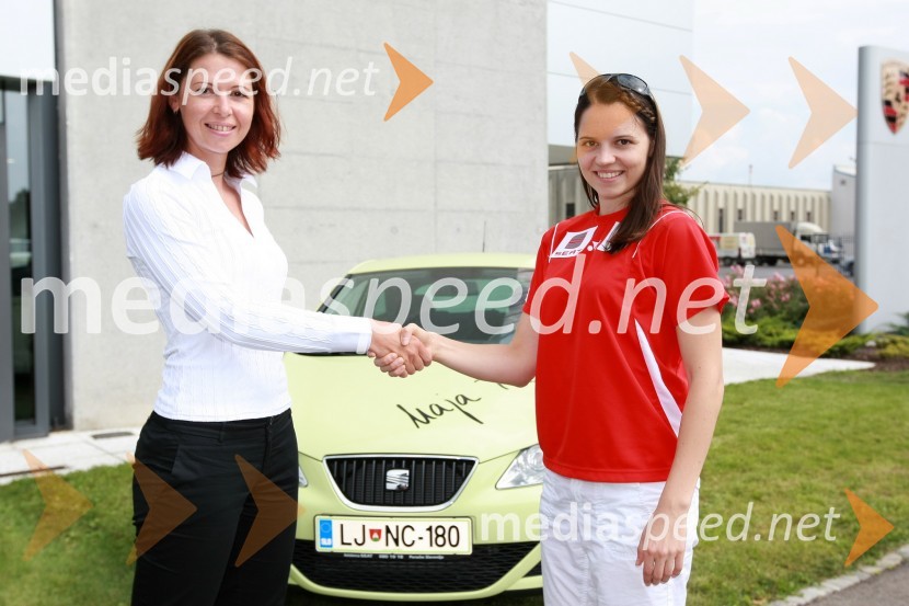 Simona Mavsar, direktorica znamke Seat pri Porsche Slovenija in Maja Tvrdy, igralka badmintonaMaja Tvrdy, olimpijska predstavnica v badmintonu prejela ključe novega avtomobila Seat Ibiza