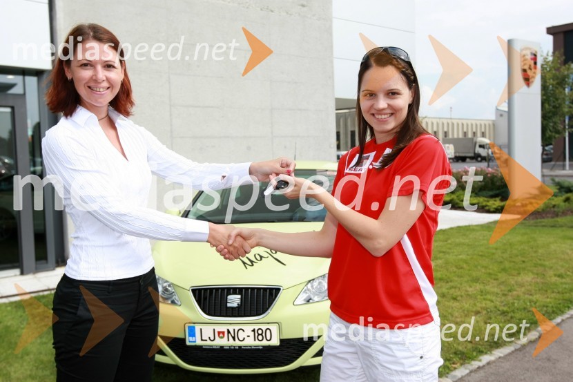 Simona Mavsar, direktorica znamke Seat pri Porsche Slovenija in Maja Tvrdy, igralka badmintonaMaja Tvrdy, olimpijska predstavnica v badmintonu prejela ključe novega avtomobila Seat Ibiza