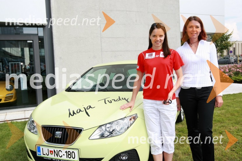 Maja Tvrdy, igralka badmintona in Simona Mavsar, direktorica znamke Seat pri Porsche SlovenijaMaja Tvrdy, olimpijska predstavnica v badmintonu prejela ključe novega avtomobila Seat Ibiza