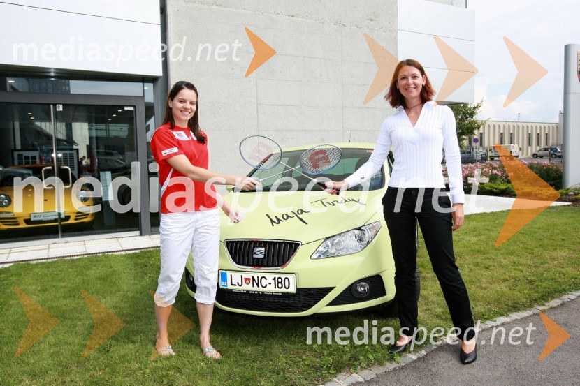 Maja Tvrdy, igralka badmintona in Simona Mavsar, direktorica znamke Seat pri Porsche SlovenijaMaja Tvrdy, olimpijska predstavnica v badmintonu prejela ključe novega avtomobila Seat Ibiza
