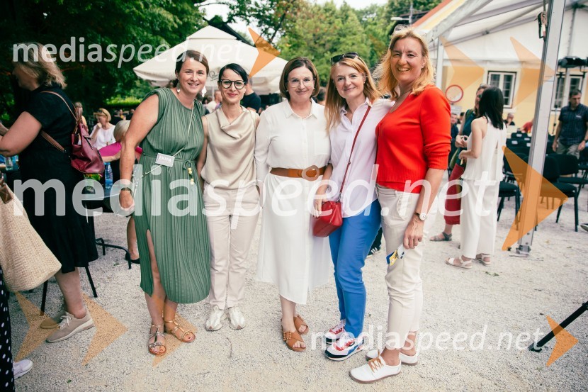  Estera Lah Poljak, vodja marketinga Delo d.o.o.;  Irena Kolenc Janović, vodja odnosov z javnostmi Mladinska knjiga;  Nataša  Luša, direktorica družbe Delo d.o.o.; mag. Mateja Jesenek, predsednica uprave Skupine Mladinska knjiga; dr. Alenka Kepic Mohar, glavna urednica Mladinske knjige in direktorica Cankarjeve založbe35. kresnika prejela Ana Schnabl