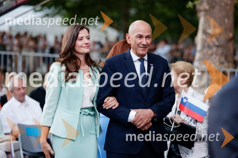  Urška Bačovnik Janša, zdravnica, soproga Janeza Janše;  Janez Janša, predsednik stranke SDSOsrednja slovesnost ob 34. dnevu državnosti na Kongresnem trgu