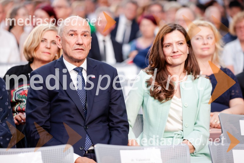  Janez Janša, predsednik stranke SDS;  Urška Bačovnik Janša, zdravnica, soproga Janeza JanšeOsrednja slovesnost ob 34. dnevu državnosti na Kongresnem trgu