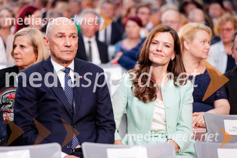  Janez Janša, predsednik stranke SDS;  Urška Bačovnik Janša, zdravnica, soproga Janeza JanšeOsrednja slovesnost ob 34. dnevu državnosti na Kongresnem trgu