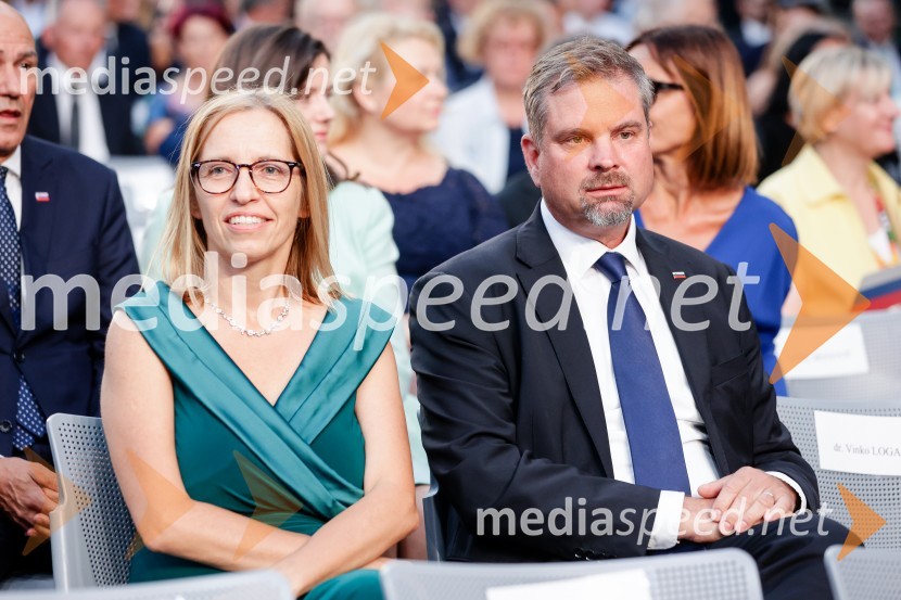 dr. Valentina Prevolnik Rupel, ministrica za zdravje;  Tadej Rupel, veleposlanik Republike Slovenije v Združenem kraljestvu Velike Britanije in Severne IrskeOsrednja slovesnost ob 34. dnevu državnosti na Kongresnem trgu