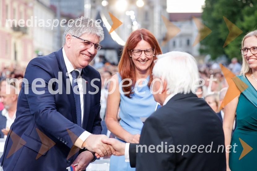  Boštjan Poklukar, minister za notranje zadeve RS;  ... ;  Milan Kučan, nekdanji predsednik Republike SlovenijeOsrednja slovesnost ob 34. dnevu državnosti na Kongresnem trgu