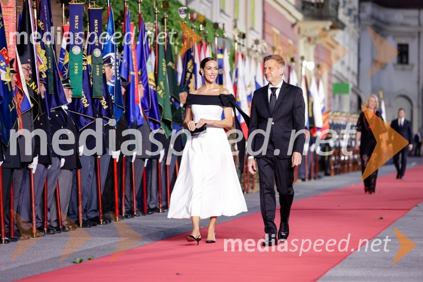  Tina Gaber, fotomodel; dr. Robert Golob, predsednik vlade RSOsrednja slovesnost ob 34. dnevu državnosti na Kongresnem trgu