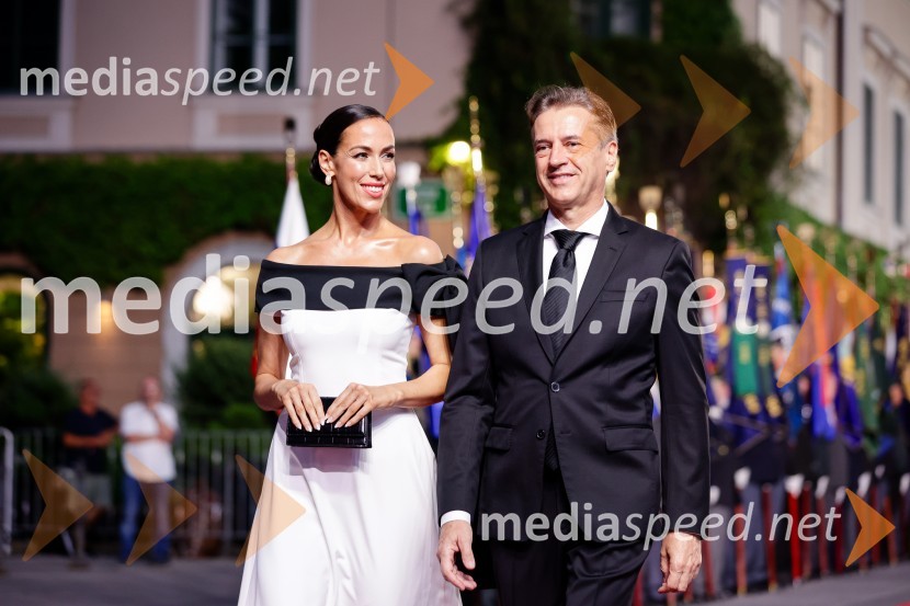  Tina Gaber, fotomodel; dr. Robert Golob, predsednik vlade RSOsrednja slovesnost ob 34. dnevu državnosti na Kongresnem trgu