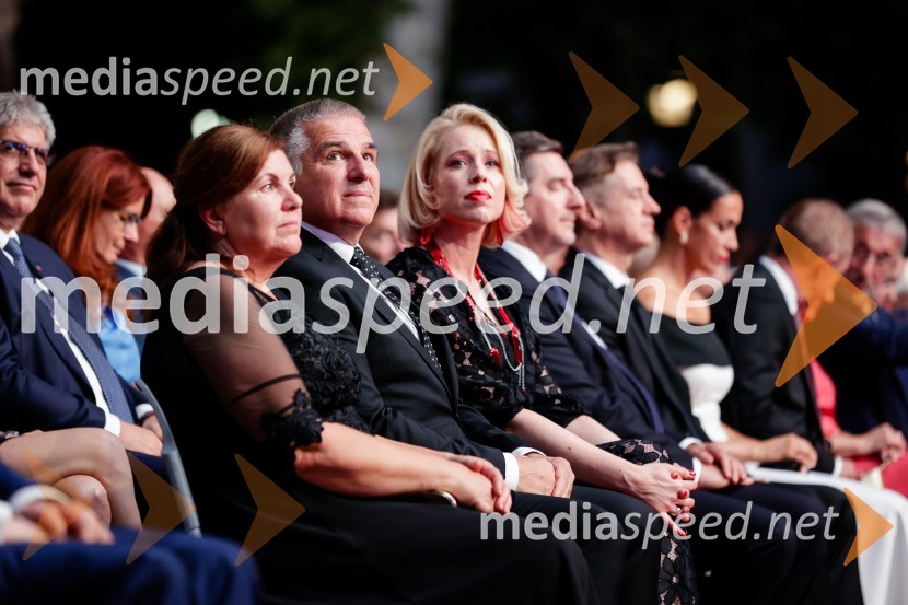  ... ;  Marko Lotrič, predsednik, Državni svet; mag. Urška Klakočar Zupančič, predsednica Državnega zbora RS, podpredsednica, Gibanje Svoboda; dr. Aleš Musar, lastnik Ruske dače; dr. Robert Golob, predsednik vlade RS;  Tina Gaber, fotomodelOsrednja slovesnost ob 34. dnevu državnosti na Kongresnem trgu