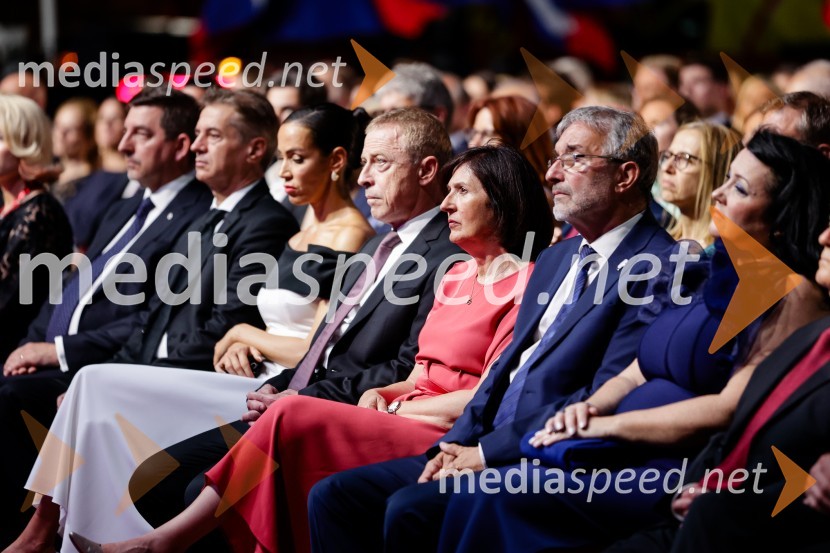 dr. Aleš Musar, lastnik Ruske dače; dr. Robert Golob, predsednik vlade RS;  Tina Gaber, fotomodel;  ... ;  ... ;  ... ;  ... Osrednja slovesnost ob 34. dnevu državnosti na Kongresnem trgu