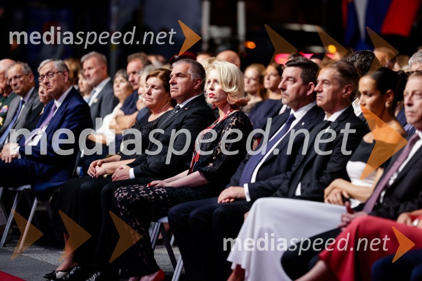  Marko Lotrič, predsednik, Državni svet; mag. Urška Klakočar Zupančič, predsednica Državnega zbora RS, podpredsednica, Gibanje Svoboda; dr. Aleš Musar, lastnik Ruske dače; dr. Robert Golob, predsednik vlade RS;  Tina Gaber, fotomodelOsrednja slovesnost ob 34. dnevu državnosti na Kongresnem trgu