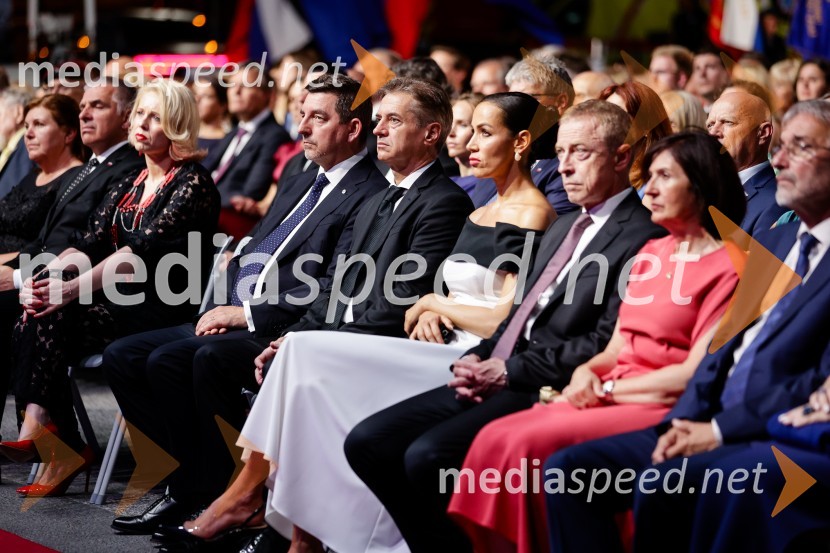  Marko Lotrič, predsednik, Državni svet; mag. Urška Klakočar Zupančič, predsednica Državnega zbora RS, podpredsednica, Gibanje Svoboda; dr. Aleš Musar, lastnik Ruske dače;  Tina Gaber, fotomodel; dr. Robert Golob, predsednik vlade RS;  ... ;  ... Osrednja slovesnost ob 34. dnevu državnosti na Kongresnem trgu