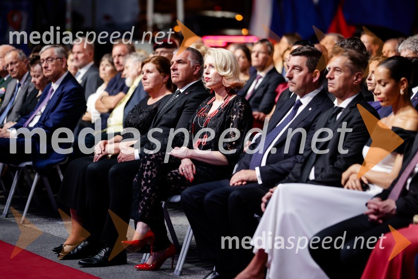  ... ;  Marko Lotrič, predsednik, Državni svet; mag. Urška Klakočar Zupančič, predsednica Državnega zbora RS, podpredsednica, Gibanje Svoboda; dr. Aleš Musar, lastnik Ruske dače; dr. Robert Golob, predsednik vlade RS;  Tina Gaber, fotomodelOsrednja slovesnost ob 34. dnevu državnosti na Kongresnem trgu