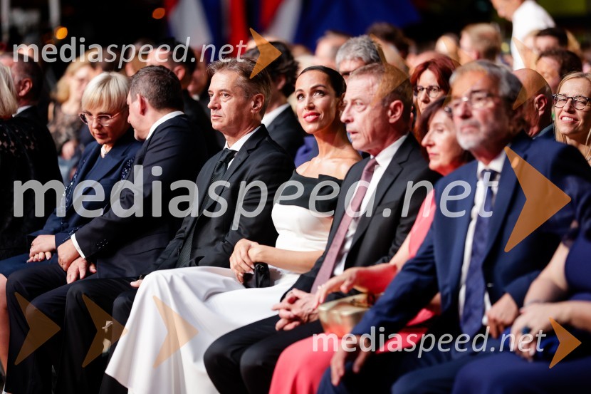 dr. Robert Golob, predsednik vlade RS;  Tina Gaber, fotomodel;  ... ;  ... Osrednja slovesnost ob 34. dnevu državnosti na Kongresnem trgu