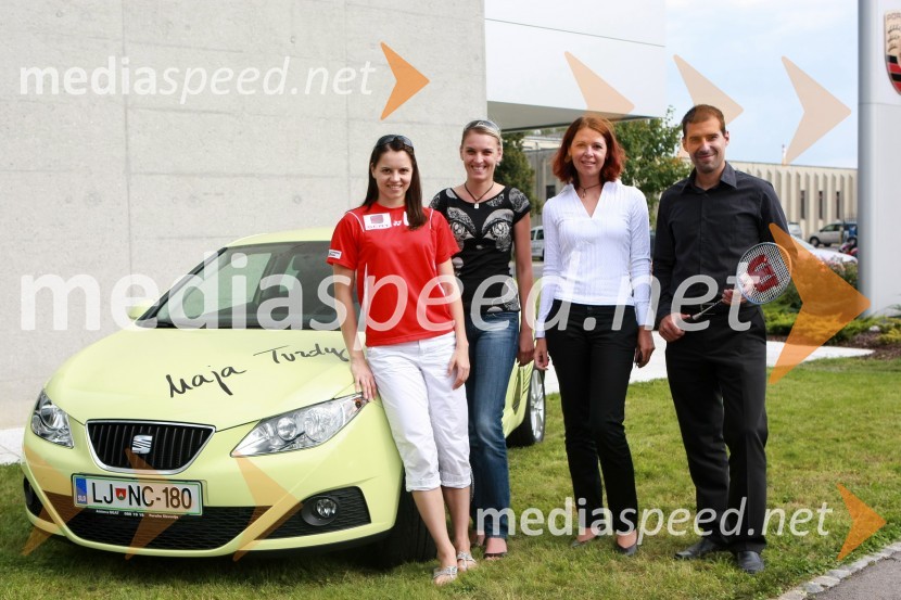 Maja Tvrdy, igralka badmintona, Majda Grilc, vodja marketinga znamke Seat pri Porsche Slovenija, Simona Mavsar, direktorica znamke Seat pri Porsche Slovenija in Matjaž Petrovič, služba za odnose z javnostmi Porsche SlovenijaMaja Tvrdy, olimpijska predstavnica v badmintonu prejela ključe novega avtomobila Seat Ibiza