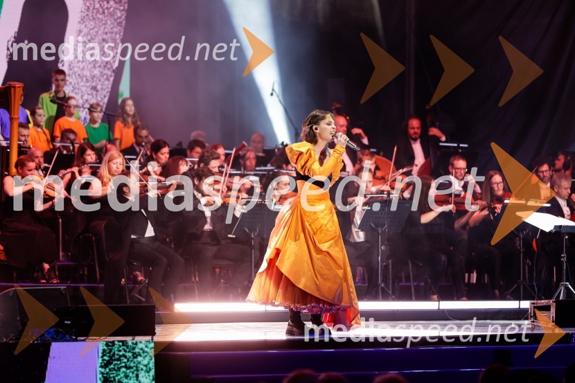  Katarina Samobor, vokal, skupina TabuOsrednja slovesnost ob 34. dnevu državnosti na Kongresnem trgu