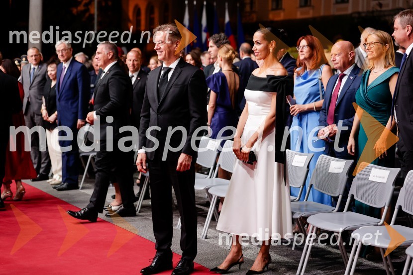 dr. Robert Golob, predsednik vlade RS;  Tina Gaber, fotomodelOsrednja slovesnost ob 34. dnevu državnosti na Kongresnem trgu