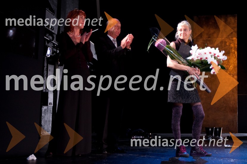 Barbara Hieng Samobor, direktorica in programski vodja MGL, Branko Pavlin, predsednik uprave časopisne hiše Dnevnik in Petra Veber Rojnik, igralka in dobitnica nagrade za najboljšo ustvarjalko MGL v pretekli sezoniCenci, premiera v Mestnem gledališu ljubljanskem (MGL)