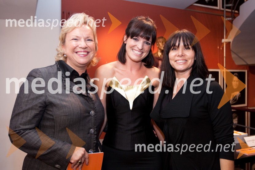 Sabrina Pečelin, vodja službe za odnose z javnostmi pri Porsche Slovenija d.o.o., Ana Dolinar, igralka in Zdenka VošnjakCenci, premiera v Mestnem gledališu ljubljanskem (MGL)