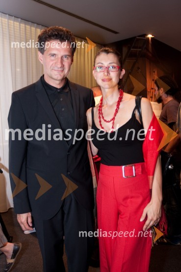 Milan M. Cvikl, generalni sekretar vlade RS in njegova spremljevalka Jerca Legan, antropologinjaCenci, premiera v Mestnem gledališu ljubljanskem (MGL)