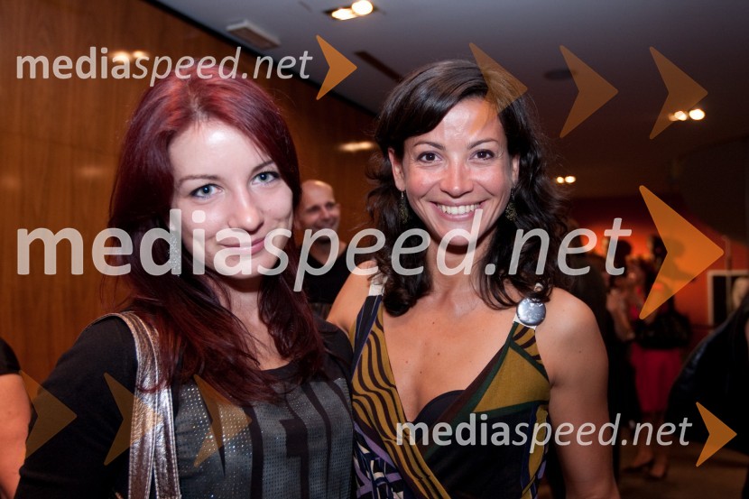 Tamara Lepšina in Simona Belle, služba za stike z javnostmi MGLCenci, premiera v Mestnem gledališu ljubljanskem (MGL)