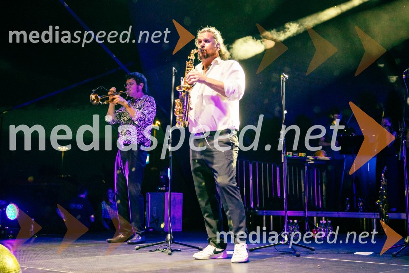 Luka Ipavec, glasbenik, skupina Manouche;  Matej  Kužel, saksofonist, Momento CiganoVeliki koncert Magnifica ob 15-letnici Citybanda