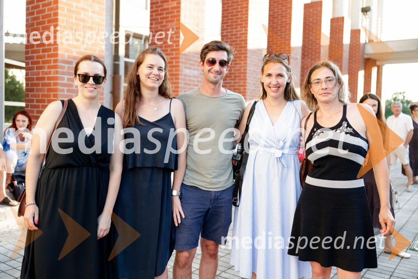  ... ;  ... ;  Žiga Udir, igralec;  Patrizia  Jurinčič Finžgar, igralka;  Medea Novak, igralka1977, premiera v amfiteatru SNG Nova Gorica