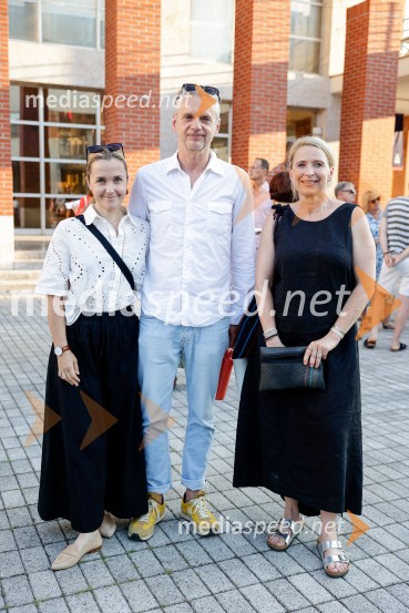  Maja Kunšič, igralka;  Primož Ekart, igralec, režiser;  Tatjana Doma, dramaturginja SLG Celje1977, premiera v amfiteatru SNG Nova Gorica