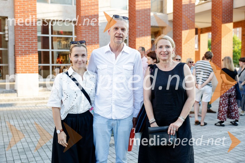  Maja Kunšič, igralka;  Primož Ekart, igralec, režiser;  Tatjana Doma, dramaturginja SLG Celje1977, premiera v amfiteatru SNG Nova Gorica