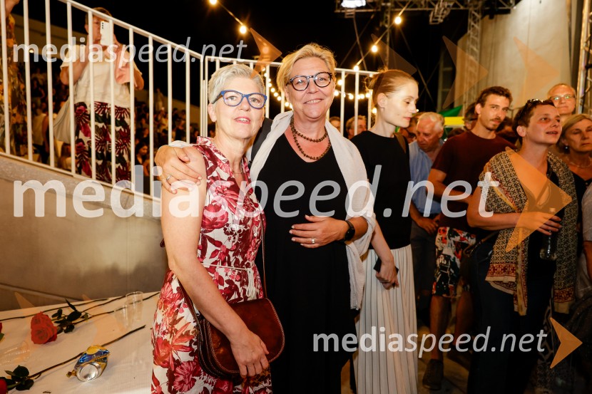  Mirjam Drnovšček, direktorica, SNG Nova Gorica;  Neda R. Bric, umetniška svetovalka Go! 2025 in nekdanja direktorica SNG Nova Gorica1977, premiera v amfiteatru SNG Nova Gorica