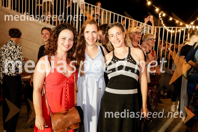  Urška Taufer, igralka;  Patrizia  Jurinčič Finžgar, igralka;  Medea Novak, igralka1977, premiera v amfiteatru SNG Nova Gorica