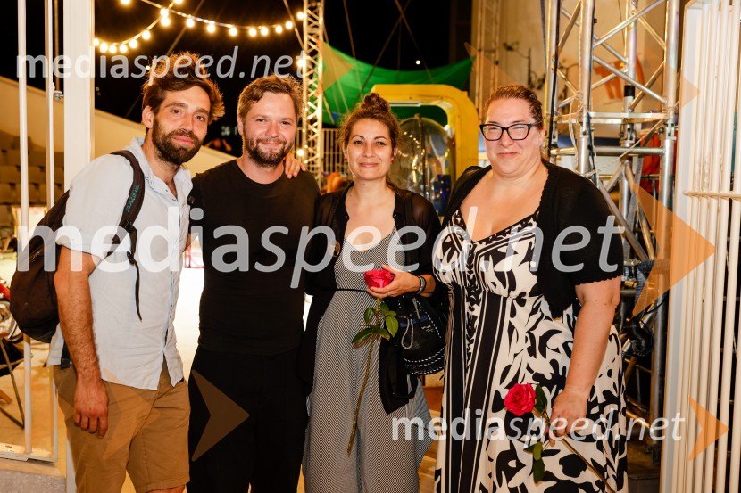  Vito Weis, igralec;  Stane Tomazin, igralec;  ... ;  Ana Facchini, igralka1977, premiera v amfiteatru SNG Nova Gorica