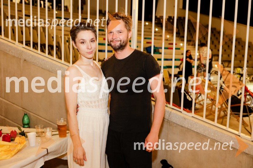  Nataša Keser, igralka;  Stane Tomazin, igralec1977, premiera v amfiteatru SNG Nova Gorica