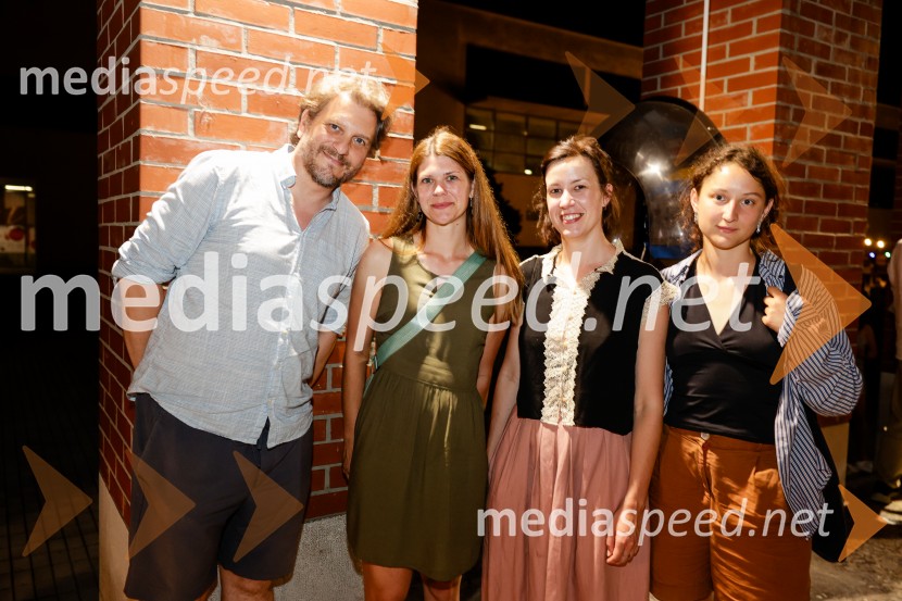  Marko Bratuš, umetniški vodja Slovenskega mladinskega gledališča;  ... ;  ... ;  ... 1977, premiera v amfiteatru SNG Nova Gorica