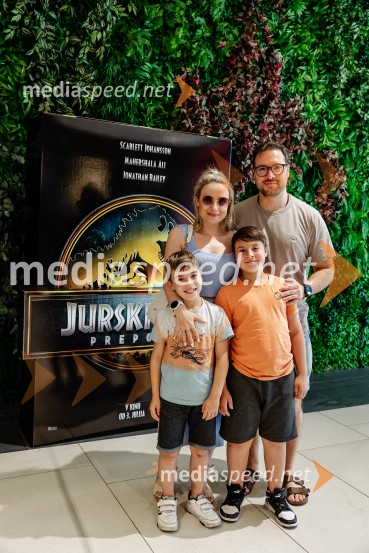  Liam Kristanc;  Ana  Žontar Kristanc, Anina kuhinja;  Timon Kristanc;  Kristijan KristancAction Night s filmom Jurski svet: preporod v Cineplexx Ljubljana