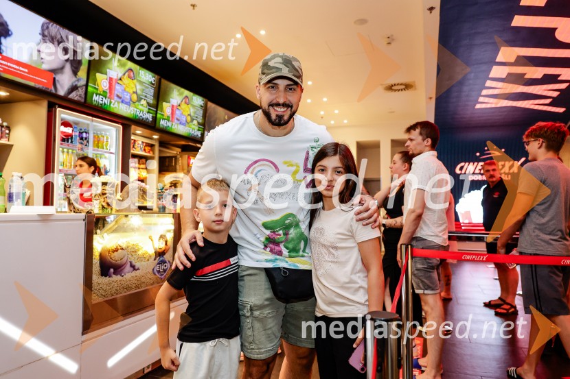  ... ;  Challe  Sale, raper;  ... Action Night s filmom Jurski svet: preporod v Cineplexx Ljubljana