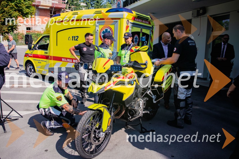 Predaja reševalnega motorja BMW Zdravstvenemu domu Bled