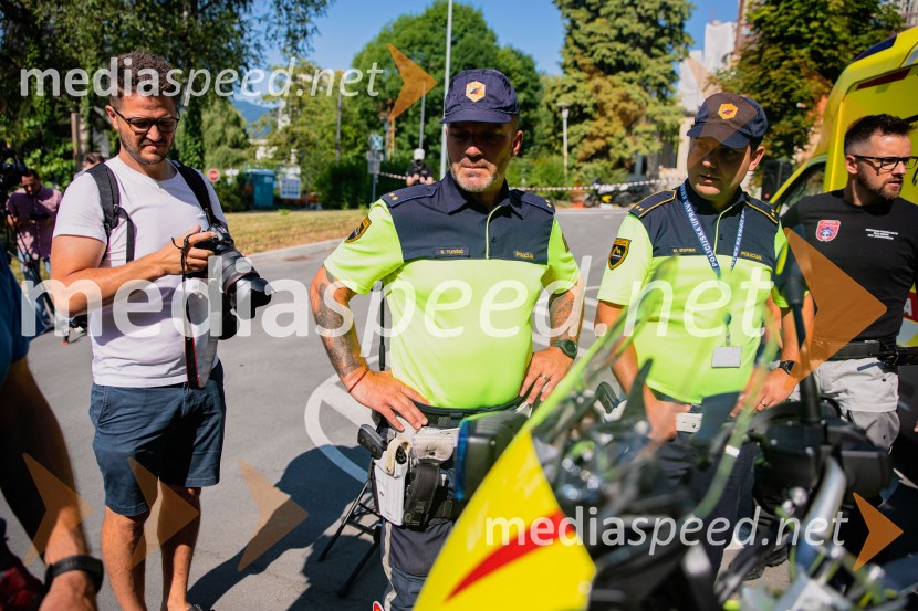 Predaja reševalnega motorja BMW Zdravstvenemu domu Bled