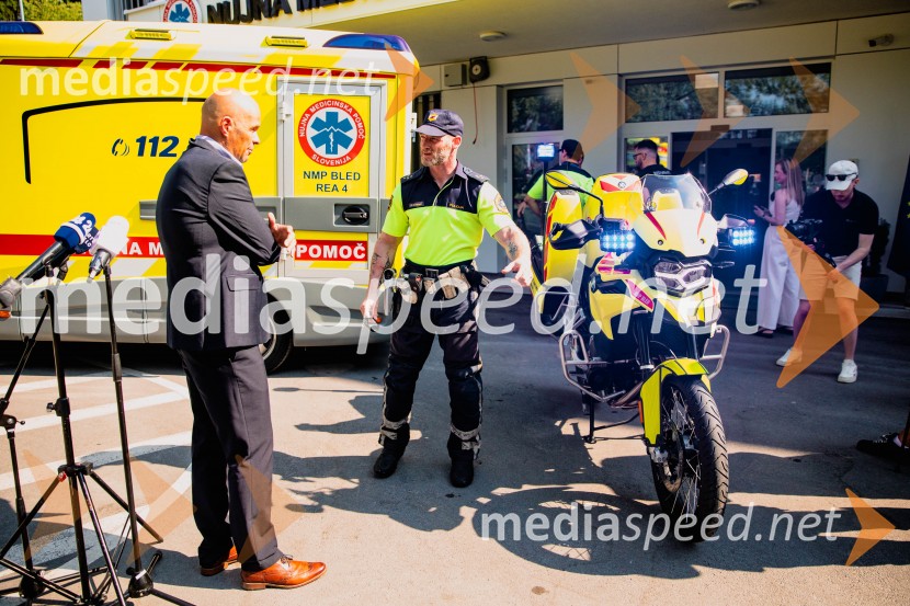 Predaja reševalnega motorja BMW Zdravstvenemu domu Bled