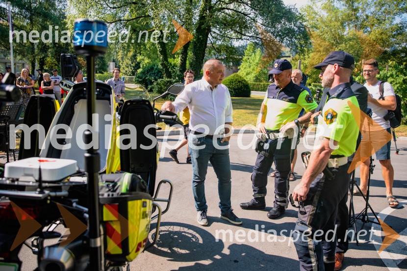 Predaja reševalnega motorja BMW Zdravstvenemu domu Bled
