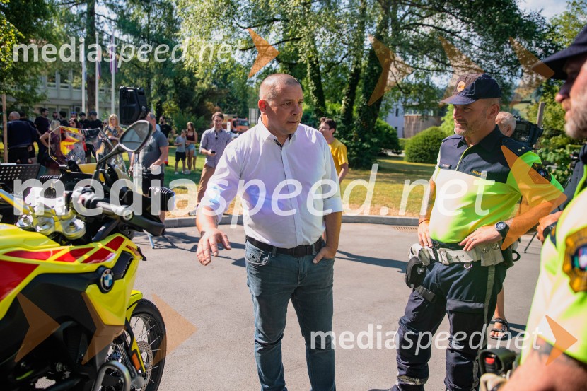  Samo Trpin, direktor BMW Motorrad SlovenijaPredaja reševalnega motorja BMW Zdravstvenemu domu Bled