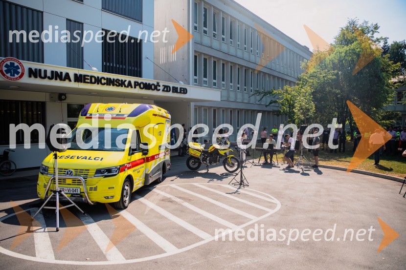 Predaja reševalnega motorja BMW Zdravstvenemu domu Bled