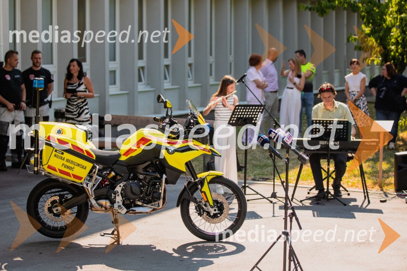 Predaja reševalnega motorja BMW Zdravstvenemu domu Bled